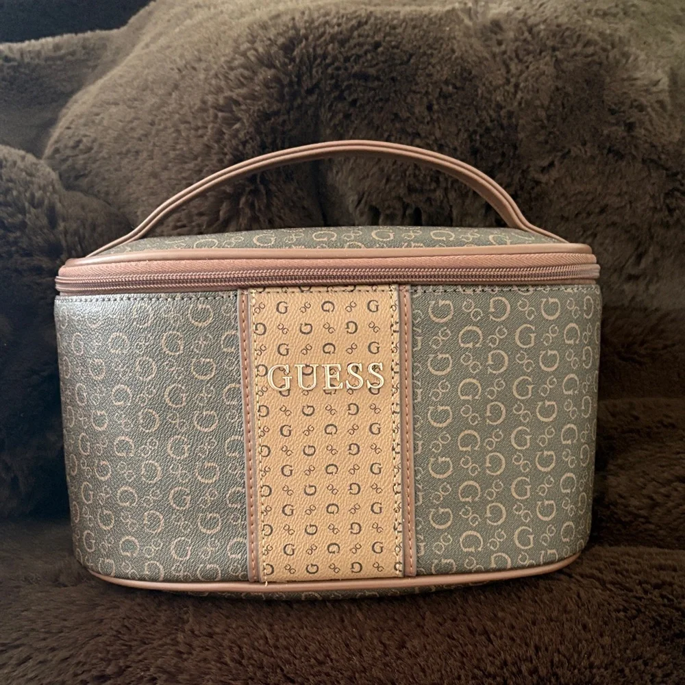Guess designer makeup bag - Picture 1 of 6